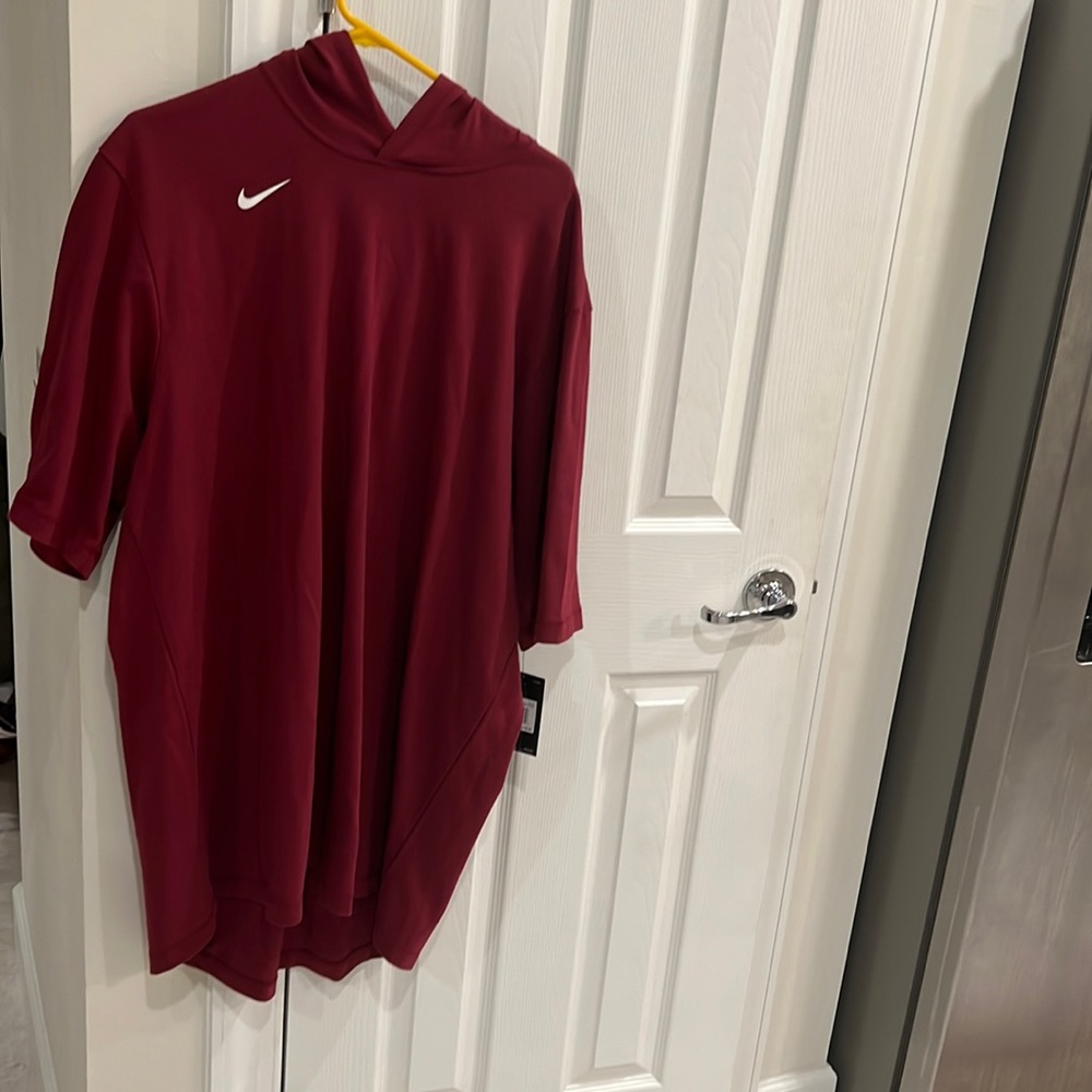 Selling a Nike short sleeve hoodie the size is XXL and it is not yet worn